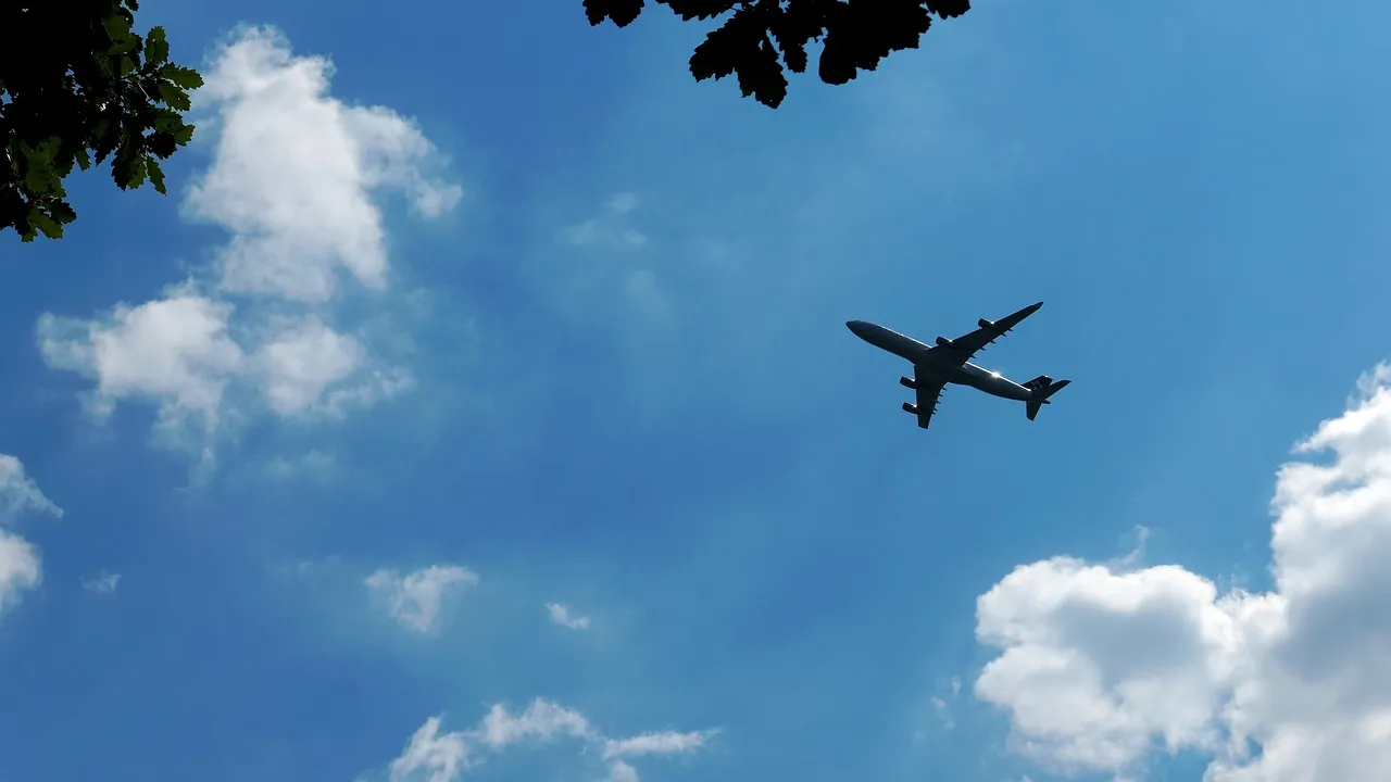 Flugzeug am Himmel